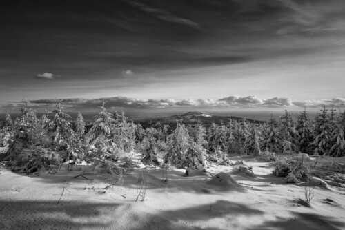 Blick vom Großen Feldberg im Taunus auf den Altkönig und dem dahinter liegendem Rhein-Main Gebiet / Vue depuis le Grand Feldberg dans le Taunus sur l'Altkönig et la région Rhin-Main située derrière./ View from the Großer Feldberg in the Taunus mountains t di Peter Schulte/ Vornberg, Fotografia in vendita su Singulart