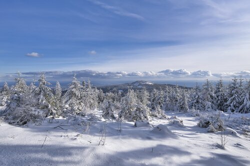 Blick vom Großen Feldberg auf den Altkönig und die dahinterliegende Rhein-Main Ebene / Vue depuis le Grand Feldberg sur l'Altkönig et la plaine du Rhin-Main en arrière-plan / View from the Großer Feldberg mountain towards the Altkönig mountain and the Rhi di Peter Schulte/ Vornberg, Fotografia in vendita su Singulart