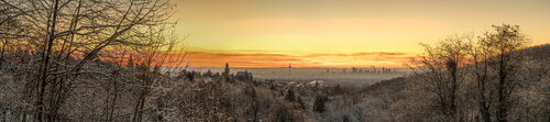 Kronberger Malerblick im Schnee & kurz vor Sonnenaufgang 2026 / Vue Kronberger Malerblick sous la neige, peu avant le lever du soleil, 2026 / Kronberg painter's view in the snow & shortly before sunrise in 2026 di Peter Schulte/ Vornberg, Fotografia in vendita su Singulart