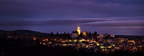 Kronberger Altstadt bei Nacht / La vieille ville de Kronberg la nuit / Kronberg's Old Town at night de Peter Schulte/ Vornberg, Fotografía a la venta en Singulart