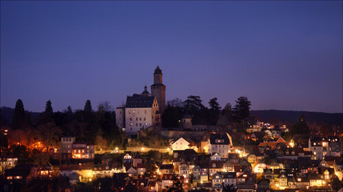 Kronberger Altstadt bei Nacht II / La vieille ville de Kronberg la nuit II / Kronberg's Old Town at night II di Peter Schulte/ Vornberg, Fotografia in vendita su Singulart