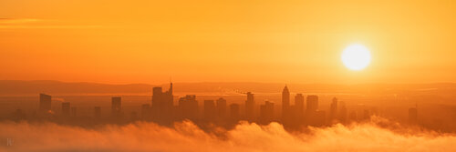 Ein Meer von Orange über den Falkensteiner Malerblick auf die Frankfurter Skyline / Une mer orange au-dessus sur la skyline de Francfort / A sea of orange over the Falkensteiner Malerblick by Peter Schulte/ Vornberg, Photography for Sale on Singulart