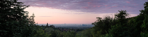 Kronberger Malerblick früh morgens im Juni / Vue de Kronberg tôt le matin en juin / A painter's view of Kronberg early one morning in June par Peter Schulte/ Vornberg, Photographie en vente sur Singulart