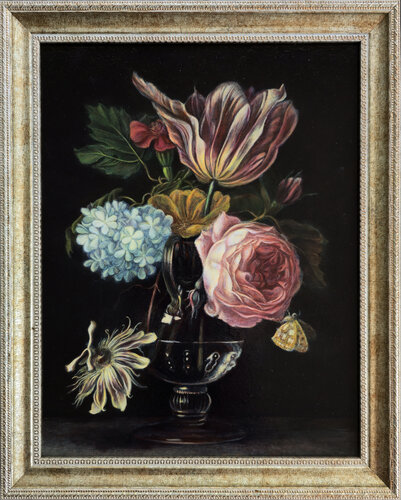 Baroque Floral Elegance – Still Life in Glass Vase di Alla Ostrovsky, Pittura in vendita su Singulart