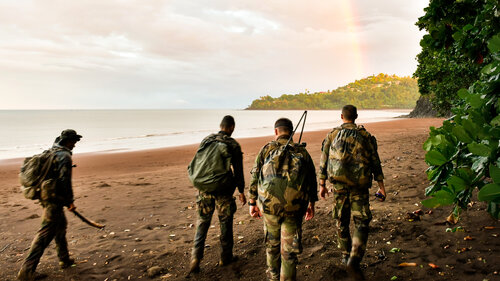 L'arc en ciel veille sur nous - Mtsamboro di Florent KOPP, Fotografia in vendita su Singulart