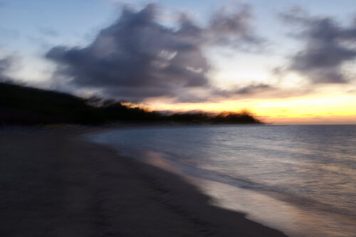 Dusk and Waves. Cuba 2023 © Motty Levy di Motty Levy, Fotografia in vendita su Singulart