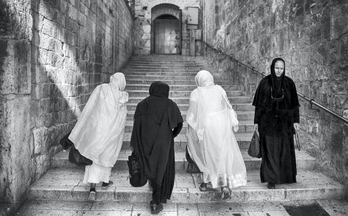 4 Pilgrim women in Via Delarosa, Jerusalem  2012 © Motty Levy di Motty Levy, Fotografia in vendita su Singulart