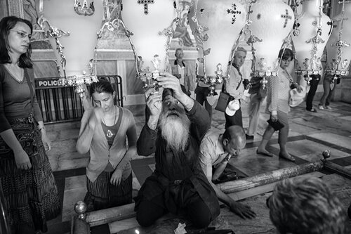 Pilgrim, Prayers In the Holy Sepulchre Church-the marble slab di Motty Levy, Fotografia in vendita su Singulart