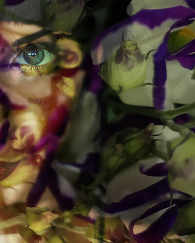 Regard sous fleurs nocturnes — Portrait féminin par Eric Koninckx, Photographie en vente sur Singulart