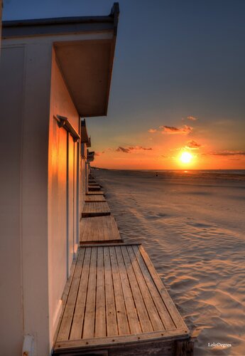 Coucher de soleil sur les chalets de Calais ( HAUT DE FRANCE CALAIS 62 ) von Laura Gressier, Fotografie kaufen auf Singulart