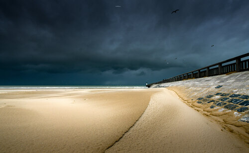 Ciel sombre sur la plage de Calais ( HAUT DE FRANCE 62) von Laura Gressier, Fotografie kaufen auf Singulart