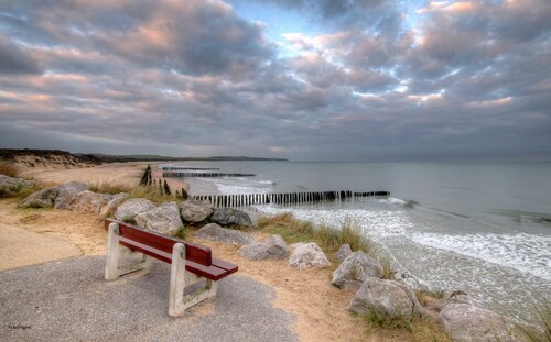 Le banc face au coucher de soleil  ( WISSANT  FRANCE 62) von Laura Gressier, Fotografie kaufen auf Singulart