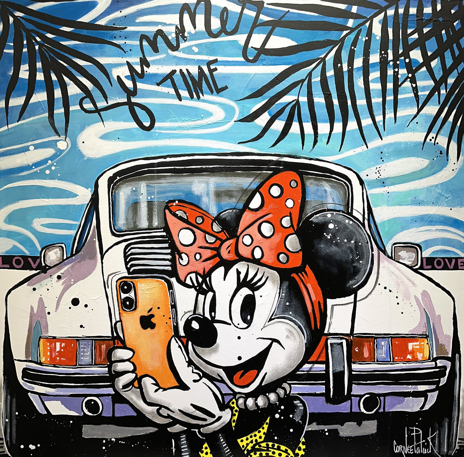 Minnie Mouse fait un selfie devant sa Porsche Patrick Cornée