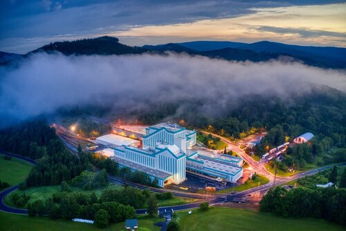 Factory on the Hill di Tomáš Neuwirth, Fotografia in vendita su Singulart