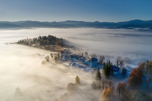 Castle in the Clouds von Tomáš Neuwirth, Fotografie kaufen auf Singulart