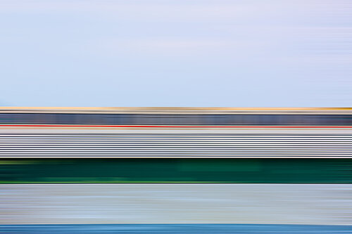 fast train passing by par Igor Vitomirov, Photographie en vente sur Singulart