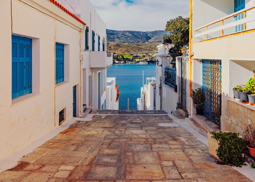 greek street#3 par Igor Vitomirov, Photographie en vente sur Singulart