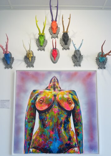 “Me han puesto tantos cuernos que ya me he vuelto un ciervo herido” van JO WU, Schilderij te koop op Singulart