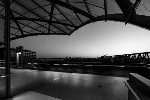 Platform Evening von Francisco Prieto Montesdeoca, Fotografie kaufen auf Singulart