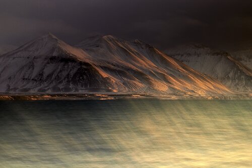 Golden Slopes of Svalbard van Jiri Hrebicek, Digitaal te koop op Singulart