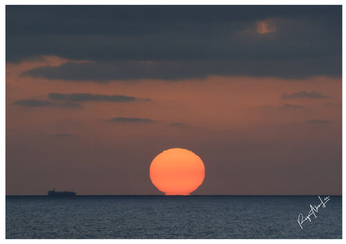 Atlantic Sunball van Roger Alan Lee, Fotografie te koop op Singulart