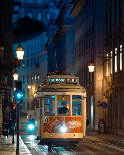 Downtown  Tram di Pedro Patrício, Fotografia in vendita su Singulart