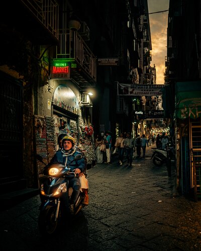 Scooter in Quartieri Spagnoli de Pedro Patrício, Fotografía a la venta en Singulart