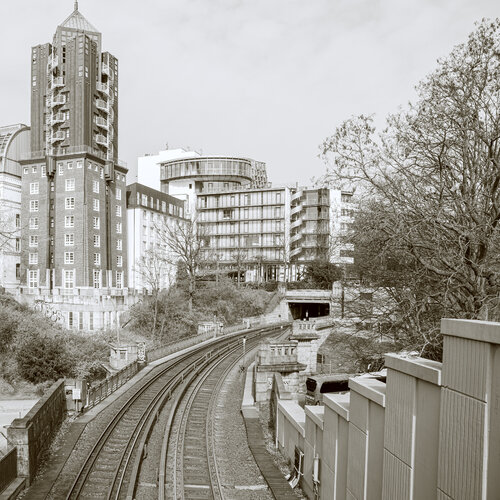 Flucht V: Hamburg de Marcel van Beek, Fotografía a la venta en Singulart