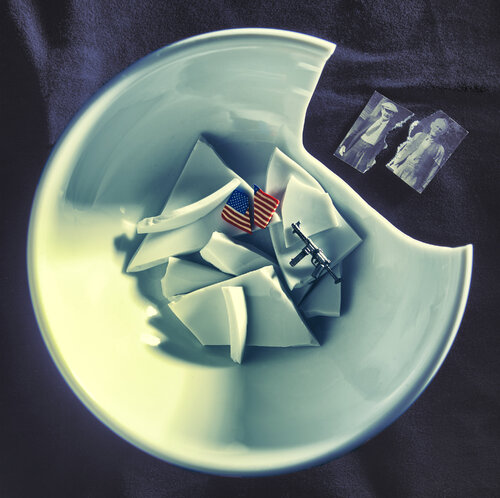 "Guns in America #39 van Jeff Corwin, Fotografie te koop op Singulart