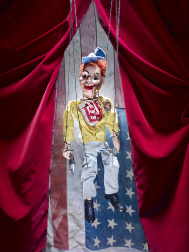 Guns in America #45 van Jeff Corwin, Fotografie te koop op Singulart