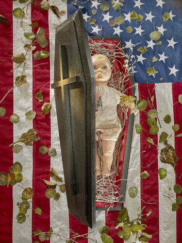 Guns in America #4 di Jeff Corwin, Fotografia in vendita su Singulart
