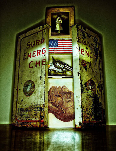 "Guns in America #12 par Jeff Corwin, Photographie en vente sur Singulart