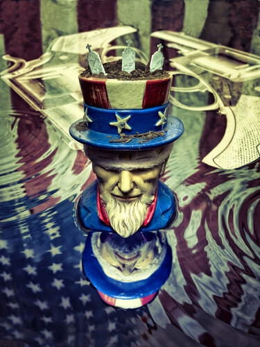 "Guns in America #53 van Jeff Corwin, Fotografie te koop op Singulart