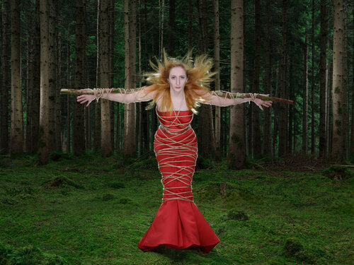 red madonna van Gerhard Großberger, Fotografie te koop op Singulart