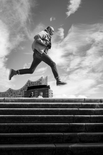 Sprung über die Elbphilharmonie von Manfred Brandstätter, Fotografie kaufen auf Singulart