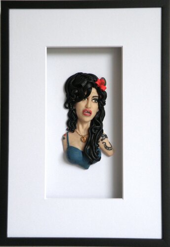 Portrait of Amy Winehouse - framed wall scuplture von Maria Heinrich, Skulptur kaufen auf Singulart