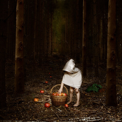 The boy with the apple basquet von Tina Winkhaus, Fotografie kaufen auf Singulart