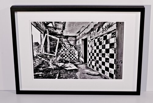 Nach der Nutzung - Wohnzimmer ehemaliger Schweinemastbetrieb von antonio rankel, Fotografie kaufen auf Singulart