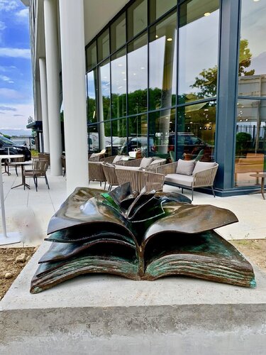 The Green Bronze Book, commissioned in 2019 for the hotel "Citadines Eurométropole Strasbourg", in France de Charlotte Franchisey, Escultura a la venta en Singulart
