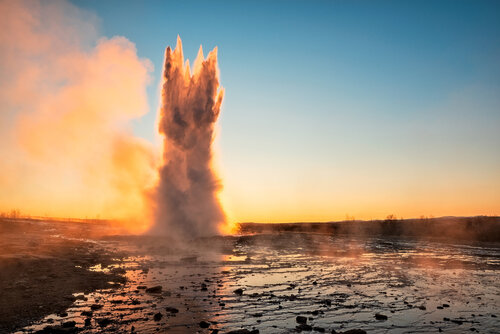 Eruption of the Geysir in Iceland During the Sunrise van Luigi Morbidelli, Fotografie te koop op Singulart