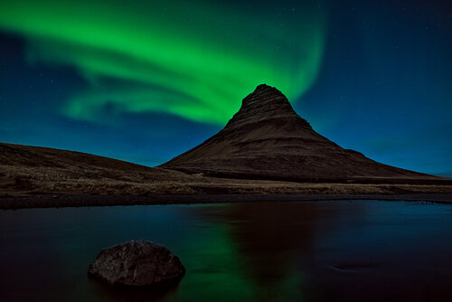 Northern Lights in Kirkjufell Mountain, Iceland van Luigi Morbidelli, Fotografie te koop op Singulart
