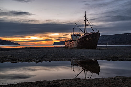 Garðar BA64 Shipwreck at Sunset, Iceland van Luigi Morbidelli, Fotografie te koop op Singulart