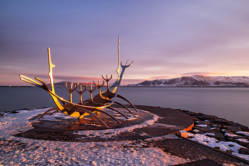 Sun Voyager/Sólfar at Sunrise, Reykjavík, Iceland par Luigi Morbidelli, Photographie en vente sur Singulart