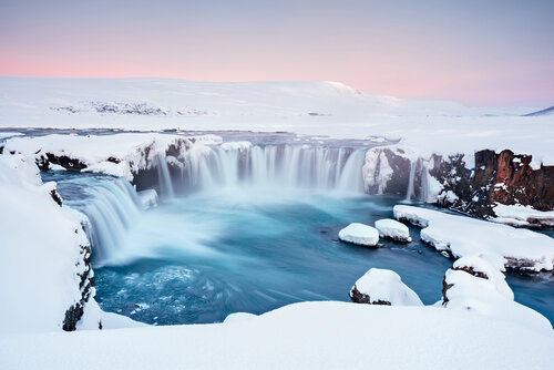 Goðafoss Waterfall in Winter at Sunrise, Iceland von Luigi Morbidelli, Fotografie kaufen auf Singulart