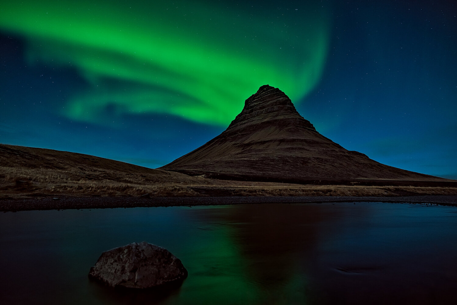 Northern Lights in Kirkjufell Mountain, Iceland Luigi Morbidelli Fotografie zu verkaufen