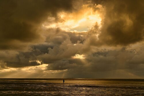 Stanger on the shore by Wolfgang Tuttlies-Kolberg, 写真 for Sale on Singulart