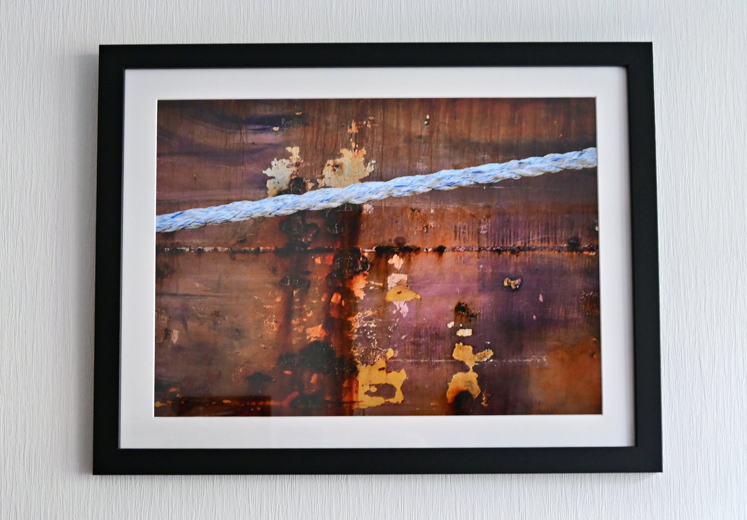 Rope in front of rusty shipside Wolfgang Tuttlies-Kolberg Digital zu verkaufen