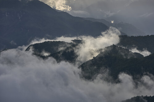 Misty Mountains of Montefegasi, Tuscany di Sigitas Baltramaitis, Fotografia in vendita su Singulart