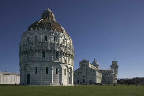Piazza dei Miracoli, Pisa – Baptistery, Cathedral, and Leaning Tower di Sigitas Baltramaitis, Fotografia in vendita su Singulart