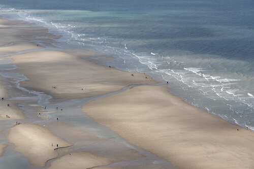 Low Tide Wanderers par Sigitas Baltramaitis, Photographie en vente sur Singulart